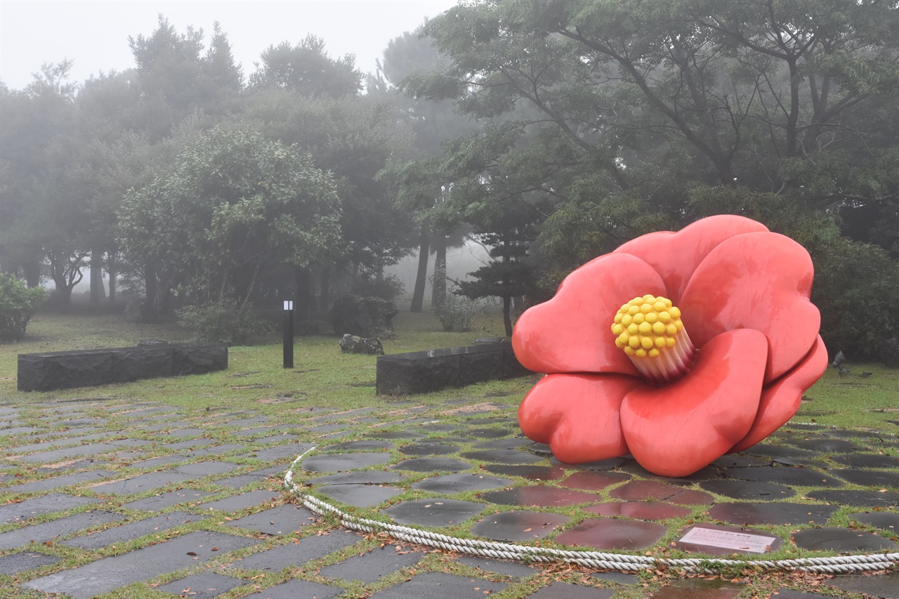 4.3 평화공원에 설치된 대형 동백꽃. 탐스러운 꽃봉오리가 한 순간 툭 떨어지는 동백은 4.3때 스러져간 희생자를 상징하는 꽃이 되었다.