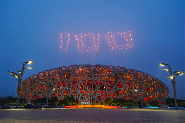  28일 저녁 중국 공산당 창당 100주년을 경축하는 대형 문예 공연 '위대한 여정'이 개최된 베이징 국가체육관 상공에서 불꽃놀이가 펼쳐지고 있다. 중국 전역이 오는 7월 1일 공산당 창당 100주년을 앞두고 이번 주 본격적인 축제 분위기에 접어들었다.