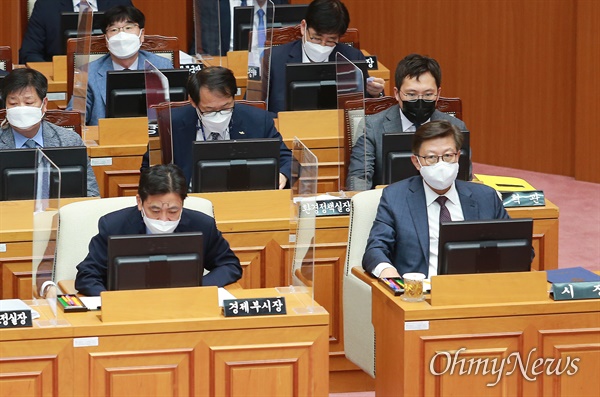 박형준 부산시장 등이 참석한 가운데, 30일 부산시의회 297회 정례회 2차 본회의가 열리고 있다. 