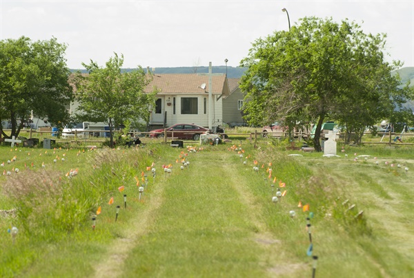 캐나다 서스캐처원 매리벨 인디언 기숙학교 근처에서 표식없는 751개 무덤이 발견됐다. 무덤을 표시한 깃발 등을 찍은 사진. (Mark Taylor / The Canadian Press via AP)