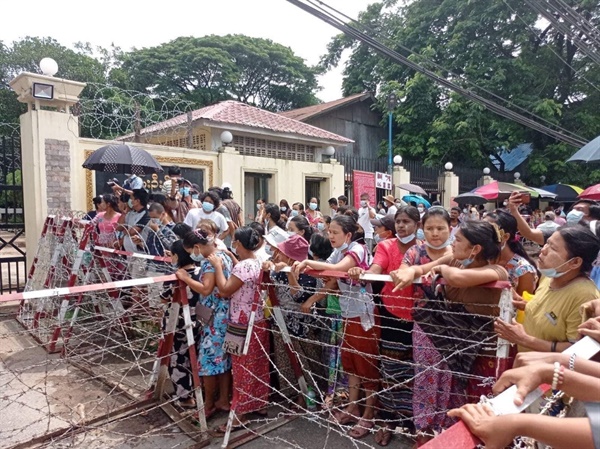 미얀마 정치범 석방 소식에 인세인교도소 앞에 사람들이 모여 있다.