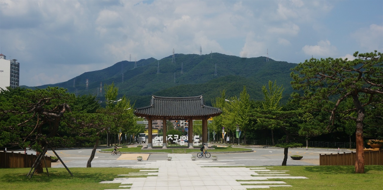 경기도 광주시 곤지암읍에 있는 곤지암도자공원 입구의 '드날문'과 한국 토종 소나무인 홍송, 그리고 전통도자기를 품은 경기도도자박물관. 시대를 초월한 아름다운 풍경이다.  