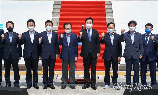 더불어민주당 김두관 의원이 1일 서울 여의도 국회 본청 앞에서 대선 출마 선언을 마친 후 참석한 내빈들과 함께 기념촬영하고 있다.