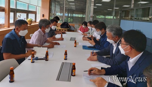 박영범 농림축산식품부 차관이 1일 창녕농협 공판장을 방문해 마늘 생산자들을 만났다.