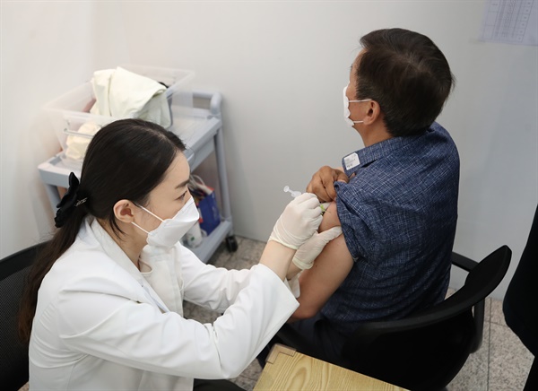 지난 6월 30일 오전 서울 용산구 예방접종센터에서 시민이 화이자 백신을 접종받고 있다.