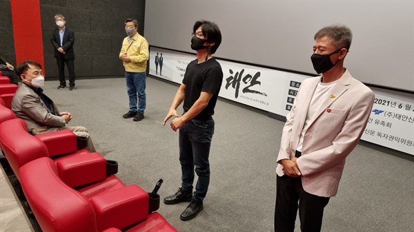 사진은 지난 6월 26일 열린 영화 ‘태안’ 상영회에서 가세로 군수가 구자환 감독(오른쪽에서 두번째)과 김영오 씨(맨 오른쪽)를 소개하고 있다.

