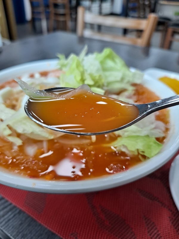  면발을 채 흡입하기도 전에 국물이 입맛을 사로잡는다. 