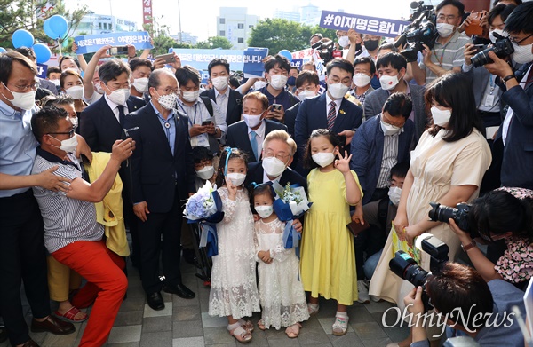  대선출마선언 한 이재명 경기지사가 1일 오후 경북 안동시 경북유교문화회관을 방문해 축하꽃다발을 받은 뒤 지지자들과 기념촬영을 하고 있다.