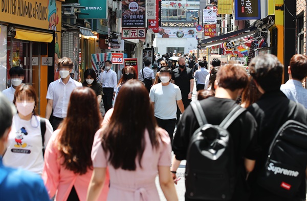 지난 21일 점심시간을 맞은 시민들이 서울 명동길을 걷고 있다. 