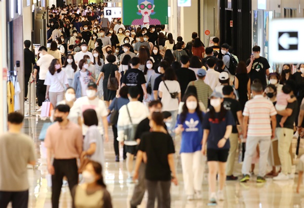 지난달 27일 오후 서울 시내 한 대형 쇼핑몰이 쇼핑을 하려는 시민들로 붐비고 있다. 