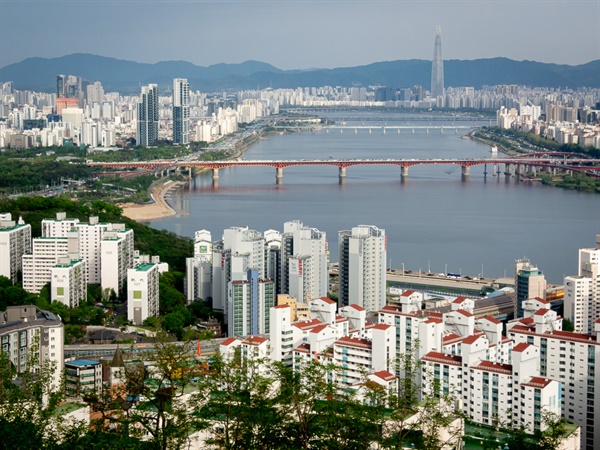 매를 날리던 매봉산 정상의 탁 트인 시야. 매봉산 정상(팔각정)에서 바라본 한강 풍경.