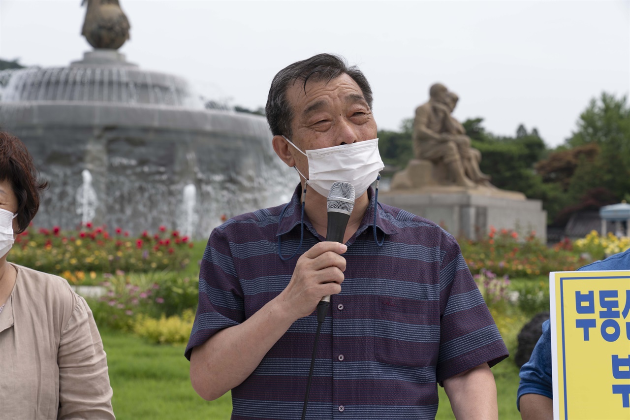  이호승 부동산적폐청산시민행동 상임대표가 인사말을 하고 있다.