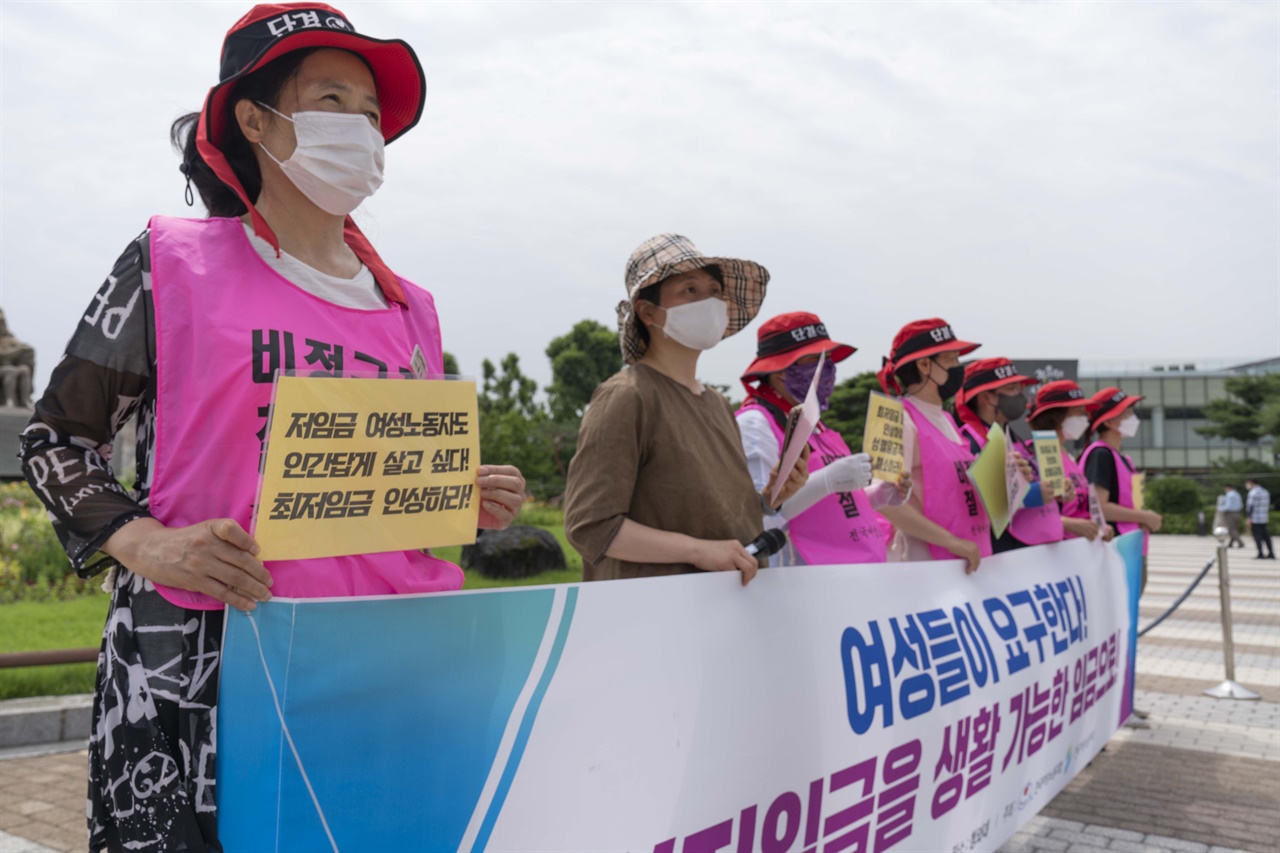 전국여성노동조합과 한국여성노종자회는 2일 오전 11시 서울 종로구 청와대 분수대 앞에서 기자회견을 열고 “최저임금, 생활가능한 임금으로 인상하라”고 요구했다.