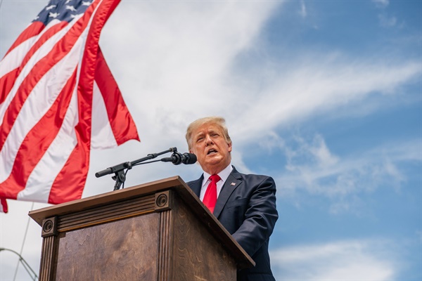 도널드 트럼프 전 대통령이 지난 6월 텍사스 주 파에 있는 미완성 국경 지대에서 연설하는 모습. 