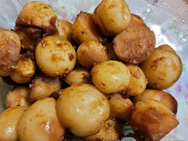 감자를 이용한 다양한 요리를 해 보았습니다. 텃밭을 가꾼 지인 덕분에 6월 한달 내내 감자를 이용한 요리로 풍성하고 행복한 밥상이 되었습니다.