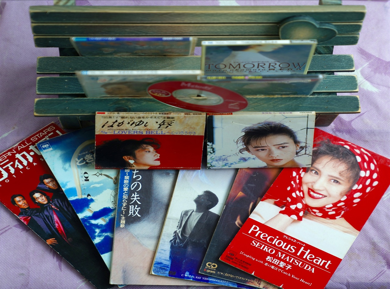 1980년대 일본 가요계를 강타한 마츠다 세이코(松田聖子)의 싱글 앨범을 찾다 수십 년 잊고 지내던 J-pop을 다시 듣게 됐다.