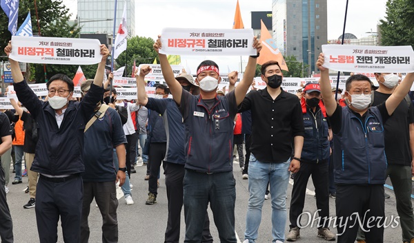  전국민주노동조합총연맹(민주노총) 양경수 위원장을 비롯한 조합원들이 3일 오후 서울 종로2가에서 열린 전국노동자대회에 참석해 노동법 전면 개정과 비정규직 철폐, 최저임금 인상 등을 요구하며 구호를 외치고 있다.