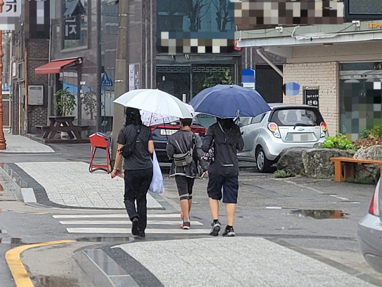  홍성은 평균 76.3mm의 평균강수량을 보이고 있으며, 오전 9시가 지나면서 빗줄기는？많이 약해졌다. 하지만, 다소 많은 바람이 불고 있다.