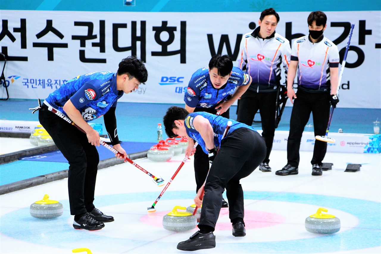  2021 KB금융 한국컬링선수권대회 결승전에서 강원도청과 경북체육회가 서로 맞붙고 있다.