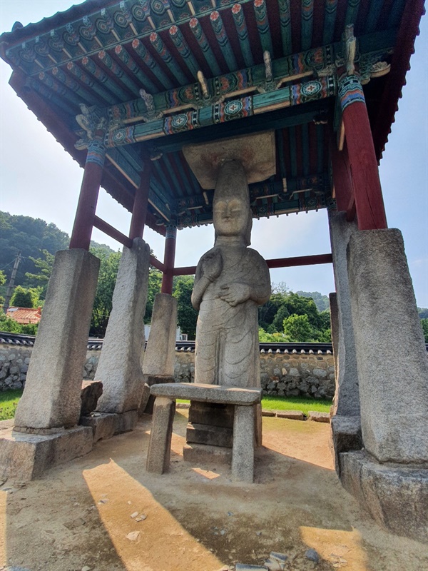 태평미륵이라 불리는 매산리 석불입상은 관촉사의 은진미륵에 영향을 끼쳤을 만큼 중요한 의미를 지니고 있다. 안성에는 수많은 미륵불 가운데 대표할 만한 미륵석불이라 할 만하다.