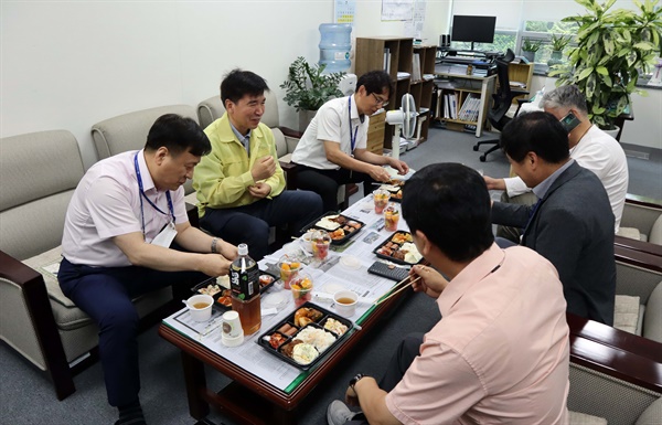  충남도가 지난 1일 도내 사적 모임 인원제한을 해제한 가운데, 충남도청 직원들이 사무실에서 도시락을 시켜 함께 점심을 먹고 있다.