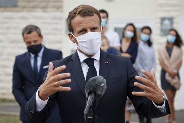 에마뉘엘 마크롱 프랑스 대통령이 지난해 9월 23일(현지시각) 파리 인근 롱주모에 있는 ‘모성과 아이 보호기관’(PMI)을 방문한 뒤 기자들에게 말을 하고 있다. 2020.9.23
