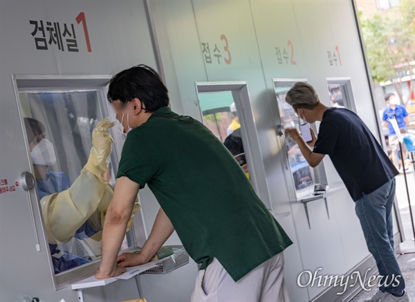 코로나19 일일 확진자가 700명 대로 증가 추세인 5일 오후 서울 서초구 고속버스터미널 경부선 앞에 설치된 임시선별진료소에서 시민들이 줄을서 검사를 받고 있다.