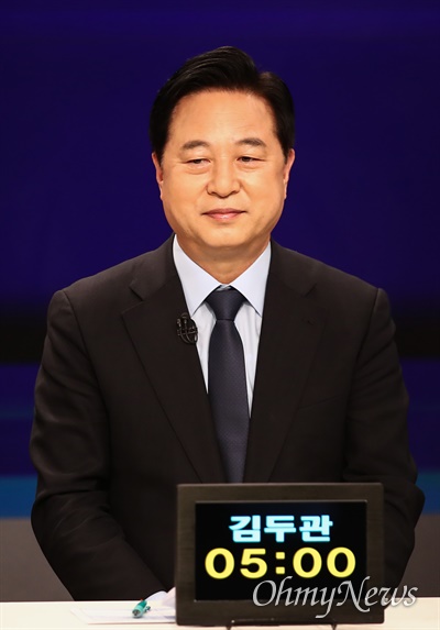 더불어민주당 대선 예비후보인 김두관 의원이 5일 서울 마포구 JTBC 스튜디오에서 합동 TV토론을 준비하고 있다.