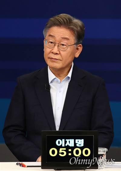 더불어민주당 대선 예비후보인 이재명 경기지사가 5일 서울 마포구 JTBC 스튜디오에서 합동 TV토론을 준비하고 있다.