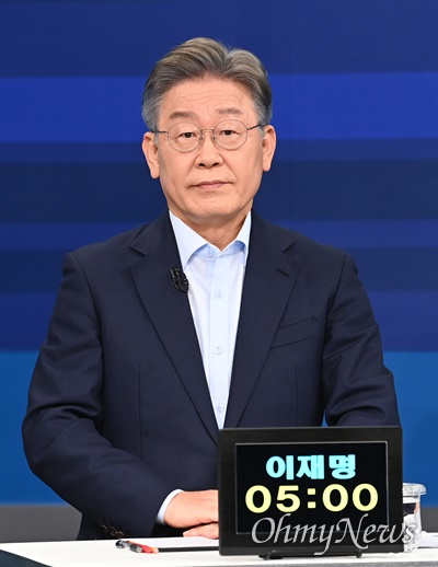 더불어민주당 대선 예비후보인 이재명 경기지사가 5일 서울 마포구 JTBC 스튜디오에서 합동 TV토론을 준비하고 있다.