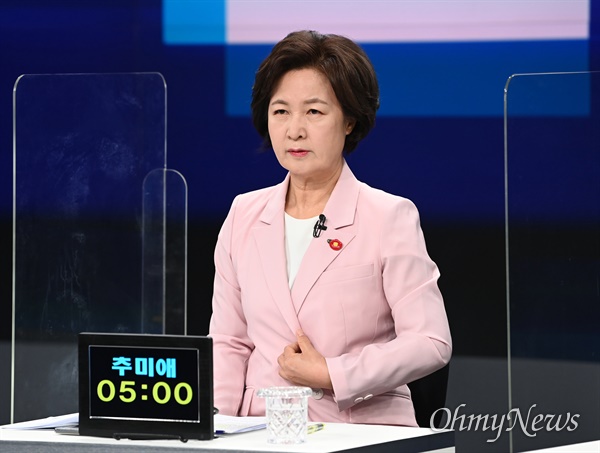 더불어민주당 대선 예비후보인 추미애 전 법무부 장관이 5일 서울 마포구 JTBC 스튜디오에서 합동 TV토론을 준비하고 있다.