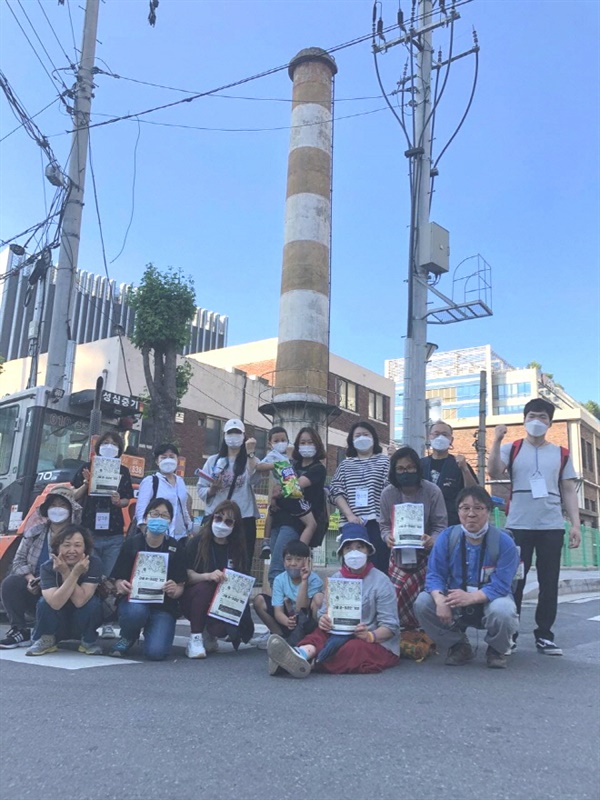 서울 가산동 기륭전자 공장 부지 앞에서 구로공단기행 참가자들 