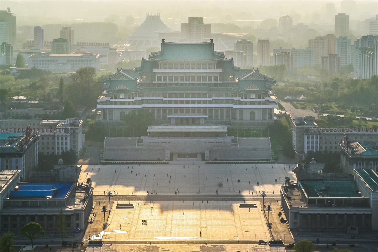 평양부립도서관을 바탕으로 출범한 북한의 국가도서관은, '국립중앙도서관'(1946)과 '중앙도서관'(1973)을 거쳐, '인민대학습당'(1982)으로 이어졌다. 인민대학습당은 한반도에 있는 도서관 중 가장 규모가 큰 도서관이며, 단일 건물로는 세계에서 가장 큰 도서관으로 알려져 있다. 한빈은 평양 국립중앙도서관 시절 관장을 지냈다.