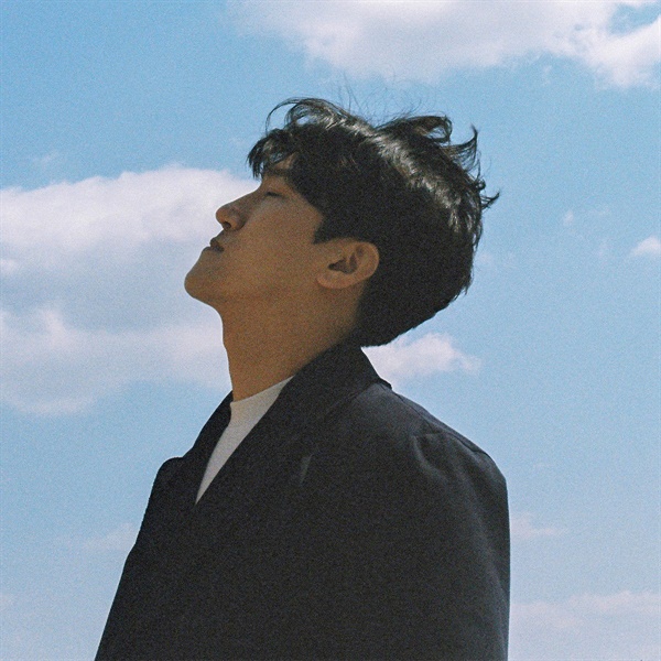  천용성은 2019년 데뷔 앨범 <김일성이 죽던 해>로 반향을 일으키며 한국대중음악상 2관왕에 오르는 등 이름을 알렸다. 음악 관계자들과 팬들은 그의 음악에 찬사를 보냈다. 