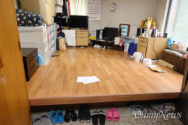 서울대학교 청소노동자 이아무개씨(59)가 근무하며 사용한 여학생 기숙사 내 휴게공간 모습.