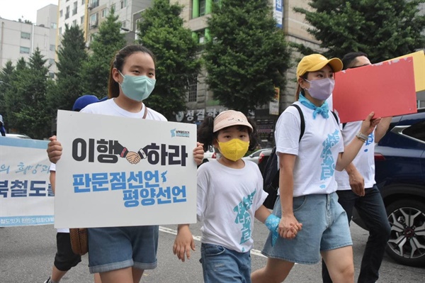 이날 행진은 인천시민들의 자발적인 참여가 돋보였다. 한 시민은 유모차에 두 살 아기를 태우고 행진에 참여했고, 또 한 시민은 목발을 짚으면서 이날 행진 끝까지 함께 했다. 휴가를 내고 온 가족이 함께 손잡고 참여한 경우도 있었다.  