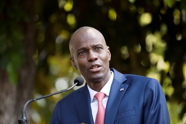 조베넬 모이즈 아이티 대통령이 2019년 10월 15일 아이티 포르토프랭스의 국립 궁전 정원에서 연설하고 있는 모습. 