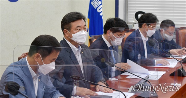 더불어민주당 윤호중 원내대표가 8일 국회에서 열린 정책조정회의에서 발언하고 있다.