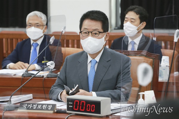  박지원 국가정보원장이 8일 서울 여의도 국회에서 열린 정보위원회 전체회의에 출석하고 있다.