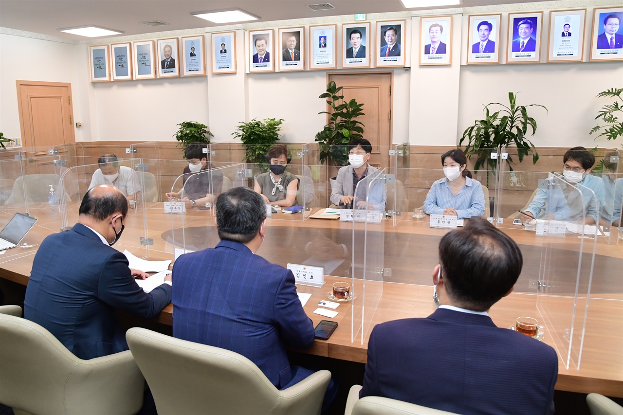 서울시의회 김인호 의장을 만나 ‘서울런’ 사업에 대한 깊은 우려를 표시함과 함께 합리적인 대안을 제시했다.
