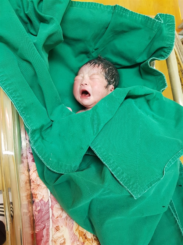 아기가 태어난 시간에 찍은 아기의 사진