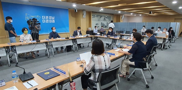 8일 경남도청에서 ‘열린 서부경남 공공병원 설립 운영계획 수립 및 타당성 조사 용역’ 중간보고회.