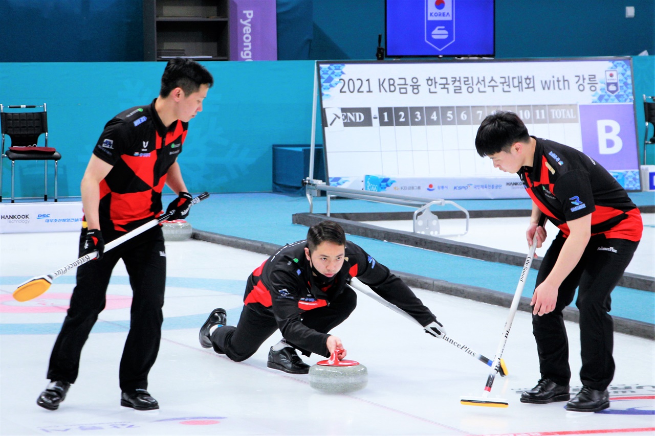  2021 KB금융 한국컬링선수권대회에 출전한 경기도컬링경기연맹 선수들의 모습.