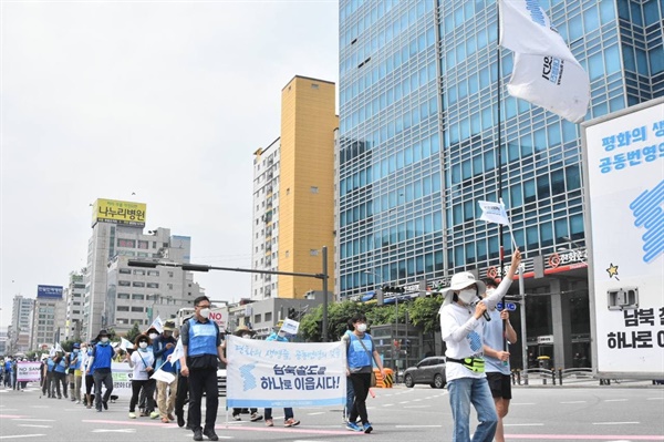 참가자들은 시민들과 눈 맞추고 일일이 인사하며 다가갔고, 관심을 보이던 시민들도 손을 흔들거나 박수를 치며 호응하는 모습이 눈에 띄었다.