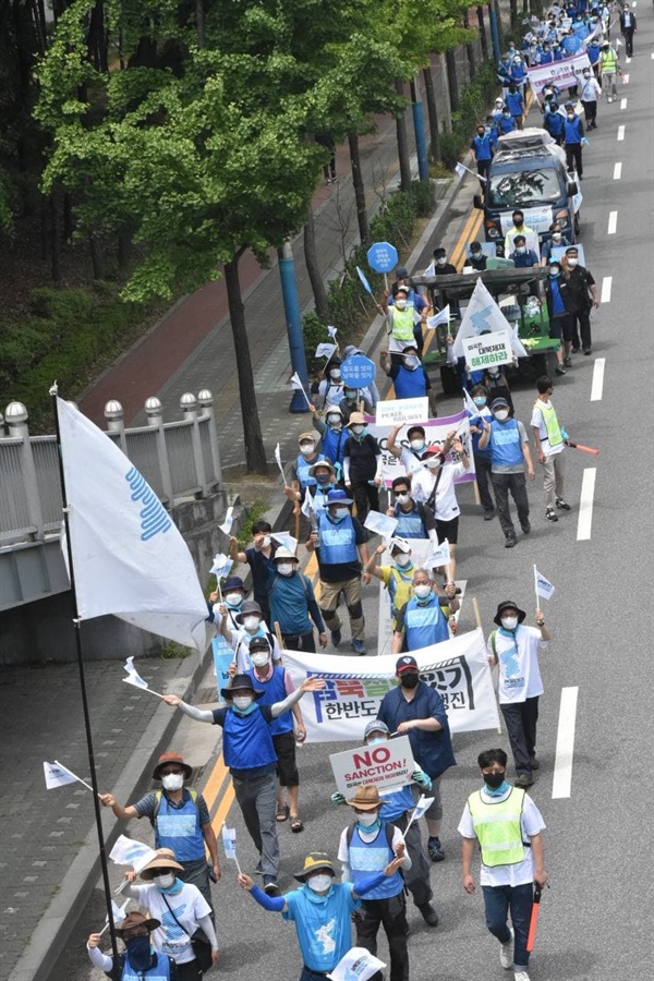 지난 7월 2일. 부평 문화의 거리에서 출발한 56일차 행진은 부천 송내역으로 향했다, 인천에서 부천으로 넘어가는 날이었기 때문인지 인천지역 시민사회단체 외에도 부천지역 시민사회단체들의 참여가 돋보였다.