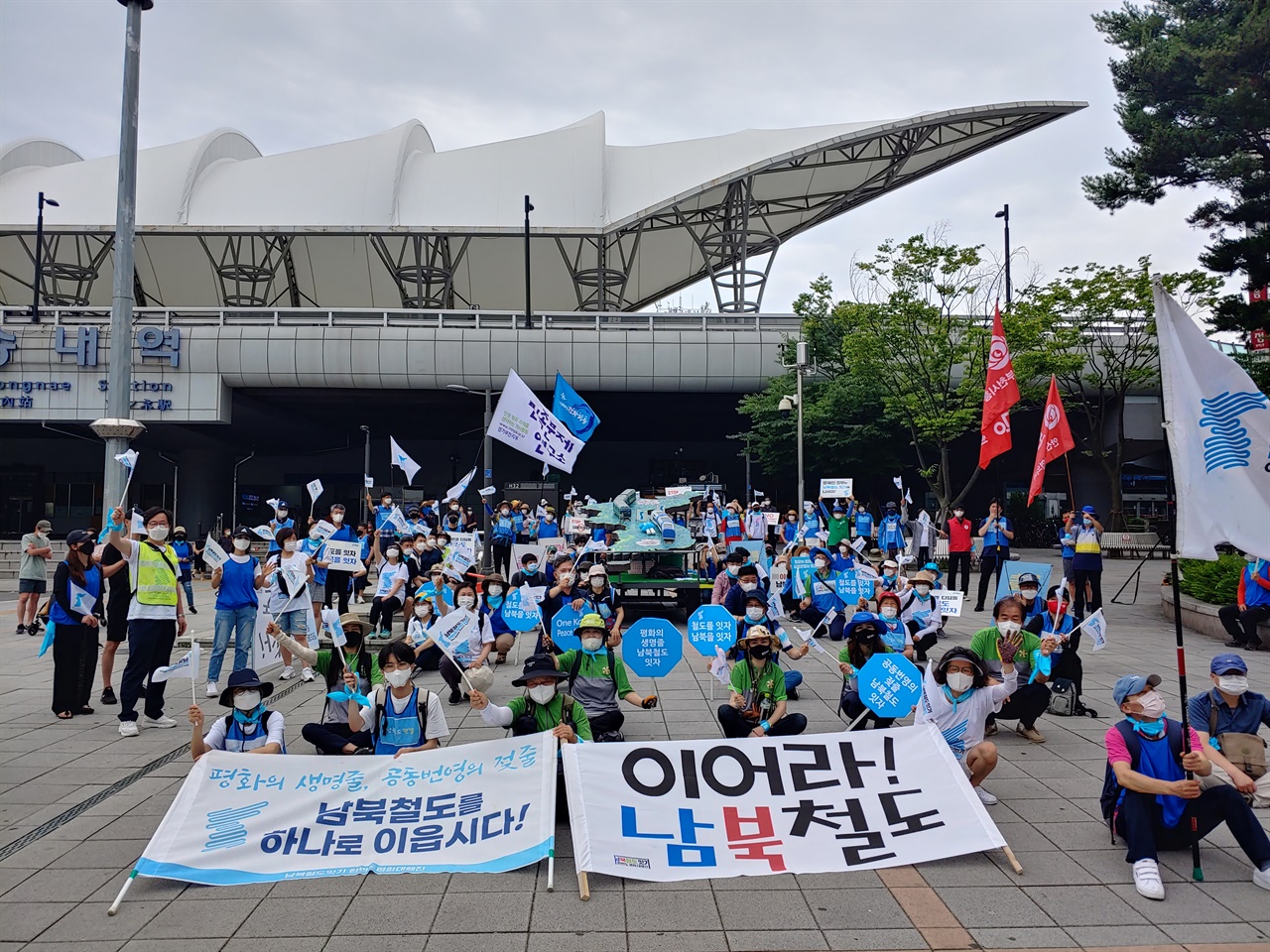 57일 행진에 참가하기 위해 부천시민들을 비롯한 지역의 다양한 시민사회종교단체들, 청년, 청소년, 어린이들이 부천 송내역 광장에 모였다. 이들은 수도권을 중심으로 코로나-19 확산세가 지속되고 있는 상황을 맞춰 방역수칙과 사회적 거리두기를 보다 철저히 준수하기 위해서도 애쓰는 모습이었다.