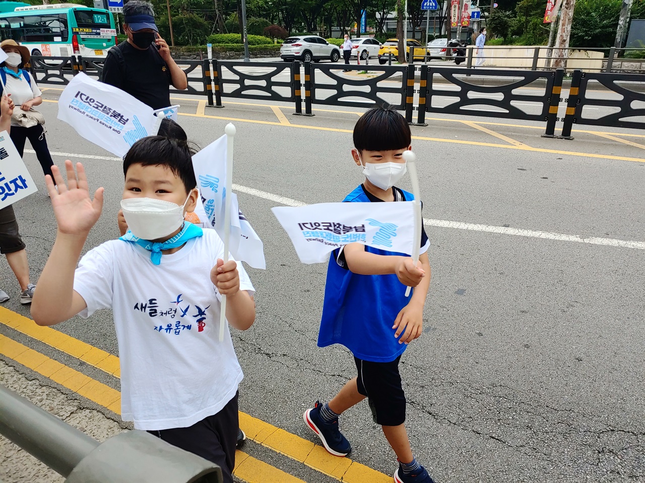 "남북철도 이어요" 어린이 참가자 이날 행진은 부천시민들을 비롯하여 다양한 지역시민사회종교단체들, 청년, 청소년, 어린이들의 참여 덕분에 더욱 풍성하고 힘있게 진행되었다고 참가자들은 전했다.