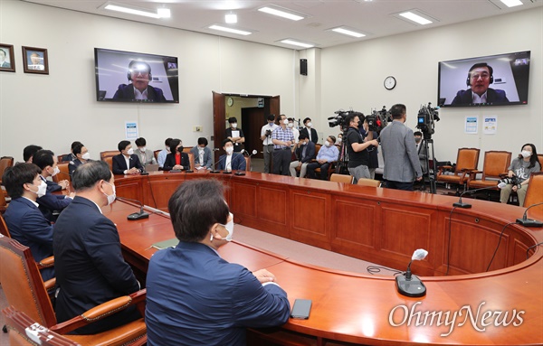  국민의힘 제20대 대통령선거 경선준비위원회 임명장 수여식 및 1차 회의가 9일 국회에서 이준석 대표 주재로 열리고 있다. 서병수 위원장이 코로나19 밀접접촉자 자가격리로 비대면 화상으로 회의에 참석해 발언하고 있다.