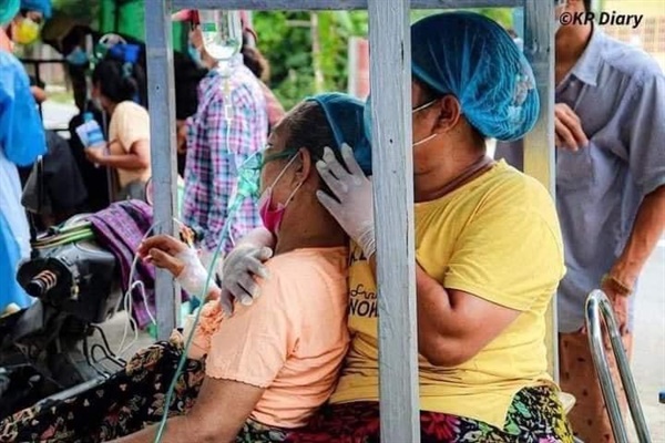 미얀마 코로나19 환자 산소 공급 장면.