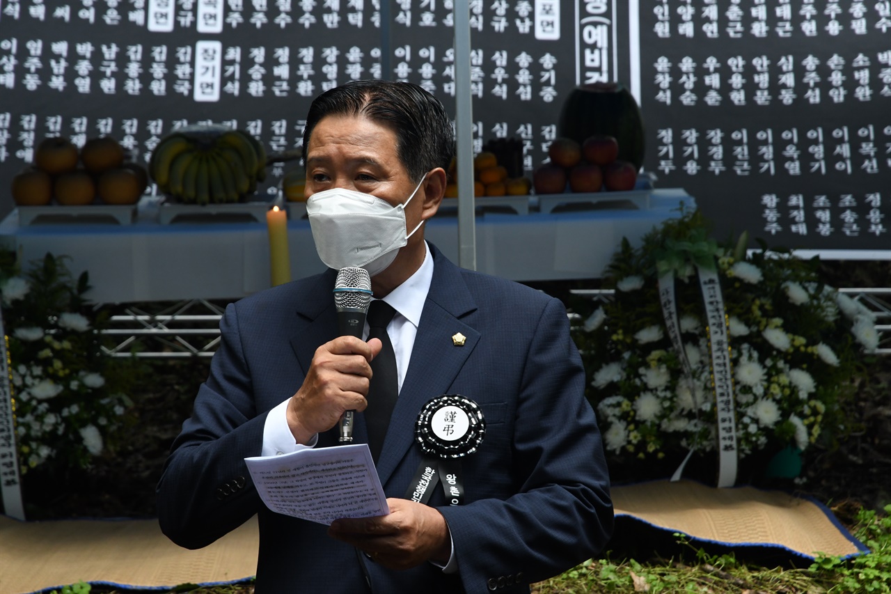 이종운 공주시의회 의장이 제16회 한국전쟁기 공주지역 민간인희생자 위령제에서 추도사를 전하고 있다.
